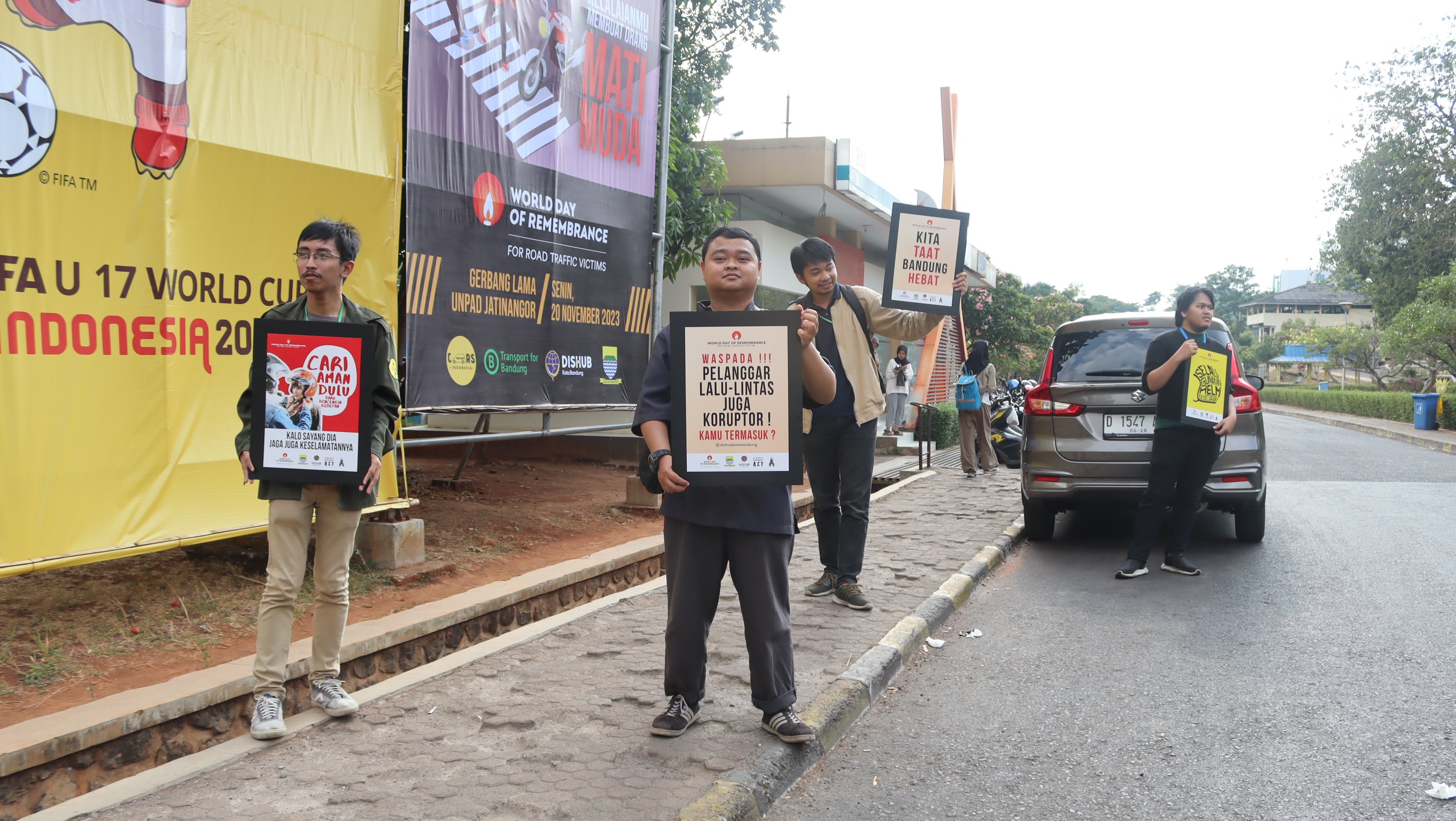 Photo of Transport for Bandung team campigning in Unpad Jatinangor