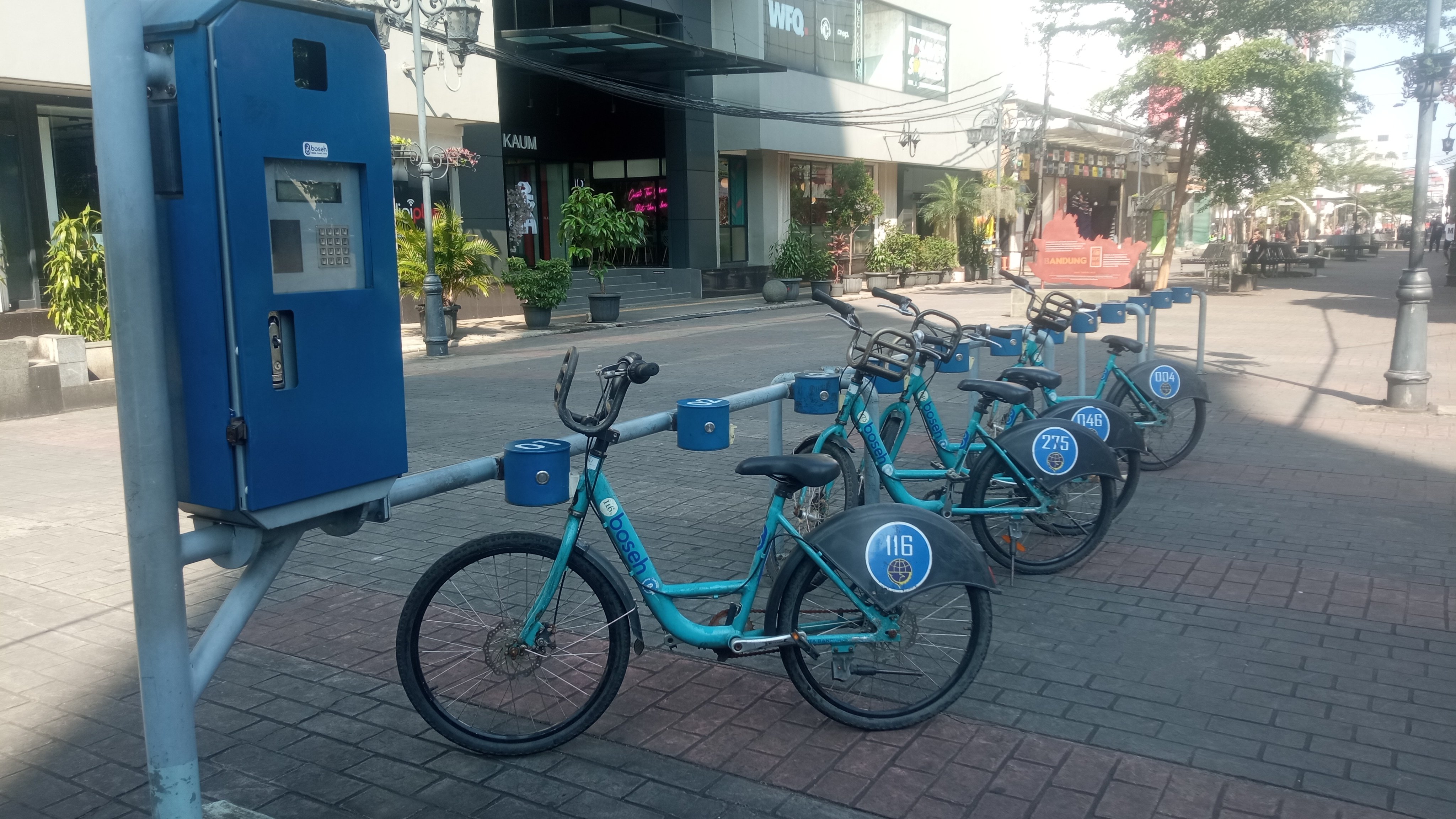 Deretan sepeda di shelter Bosen Alun-alun Bandung