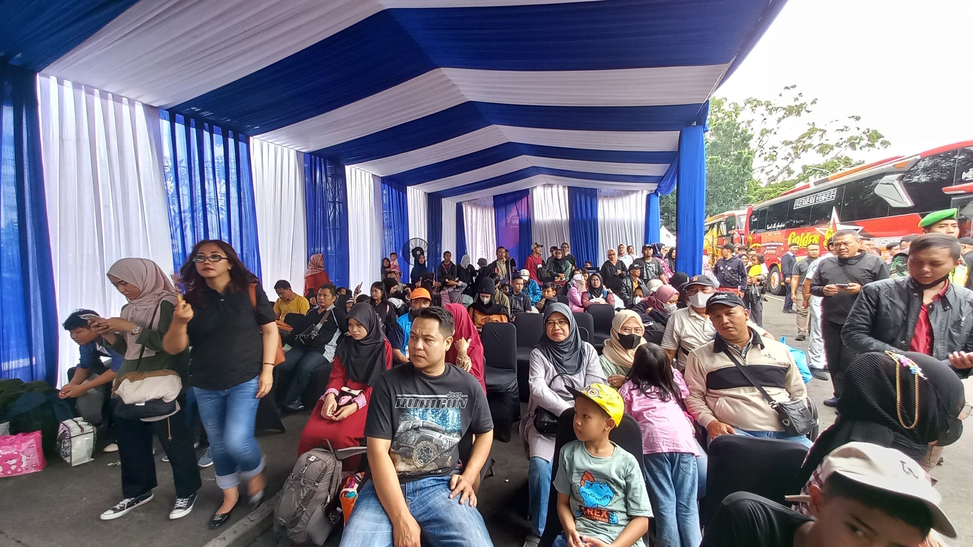 Para pemudik tengah menunggu keberangkatan mudik di Terminal Cicaheum Kota Bandung