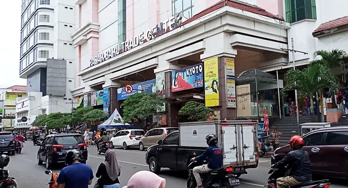 Suasana lalu lintas di depan Pasar Baru Trade Center, Jalan Otto Iskandardinata No. 152, Kelurahan Kebon Jeruk, Kecamatan Andir, Kota Bandung.