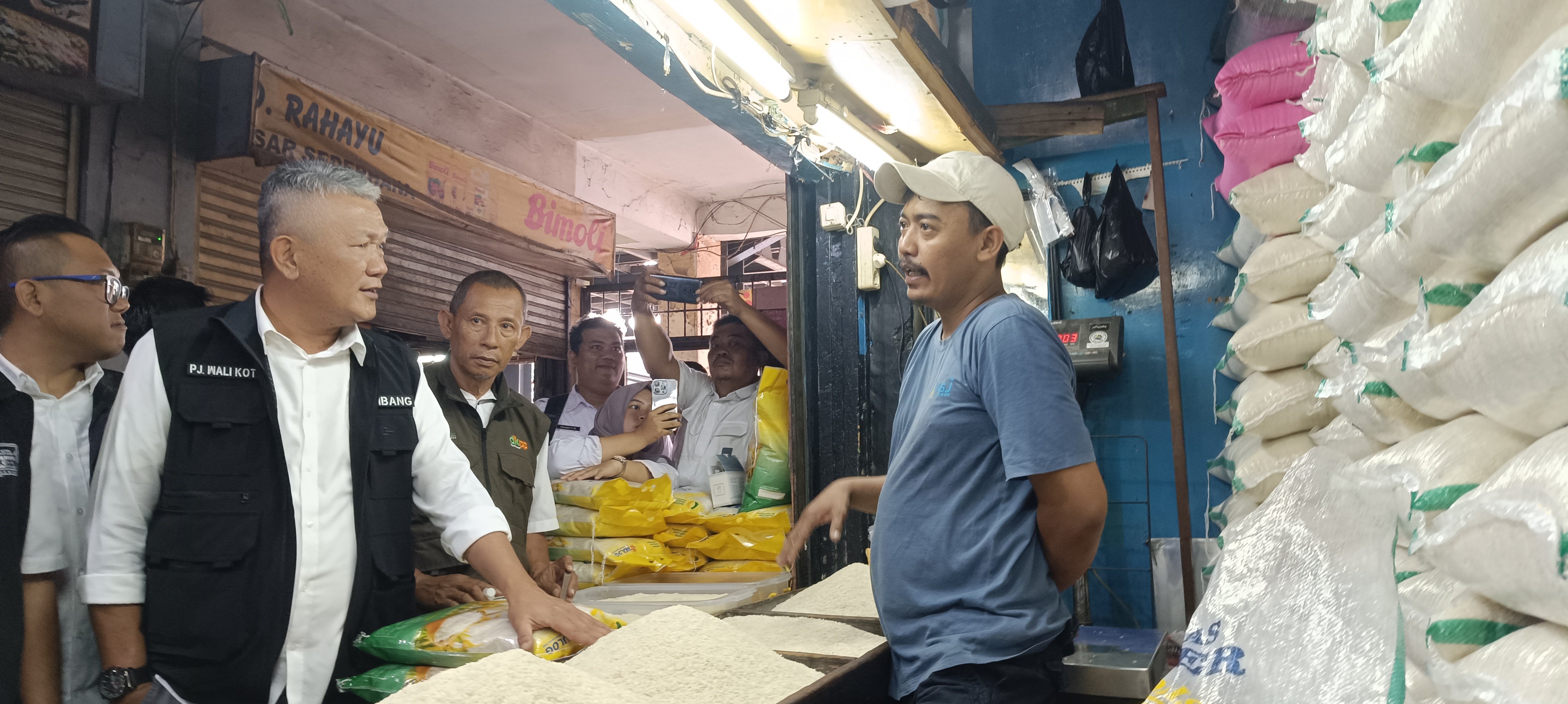 Pj walikota Bandung Bambang Tirtoyuliono beserta jajaran, lakukan pengecekan harga dan ketersediaan bahan pangan di Pasar Sederhana