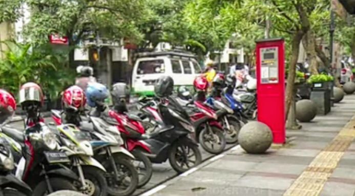 Lahan parkir motor di salahsatu jalan di Kota Bandung.