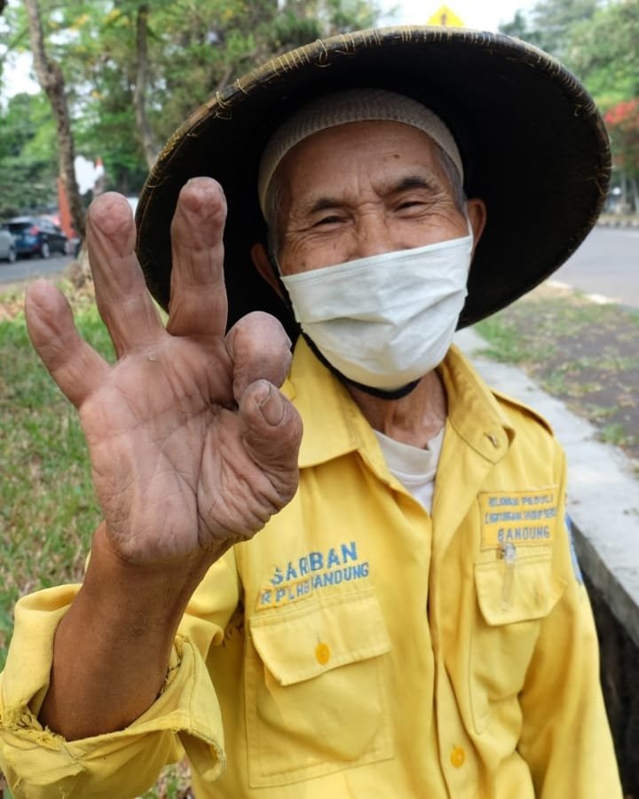 Pak Sariban Pejuang Kebersihan Kota Bandung. (Nur Ati Azizah)